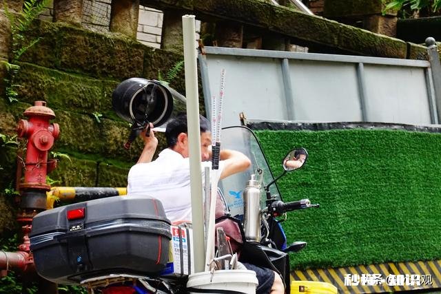 手机怎么拍路上骑摩托的人