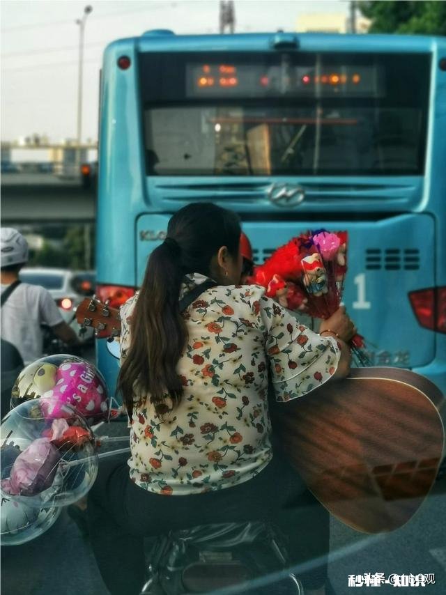 手机怎么拍路上骑摩托的人