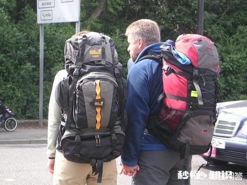 跟男朋友出去旅行，因为他说不喜欢拿行李背包，所以我的东西都是自己背，这算是小事儿吗