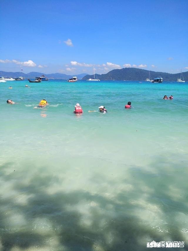 12月中旬去泰国普吉岛，附近岛屿水质最好、适合浮潜的岛有什么值得推荐