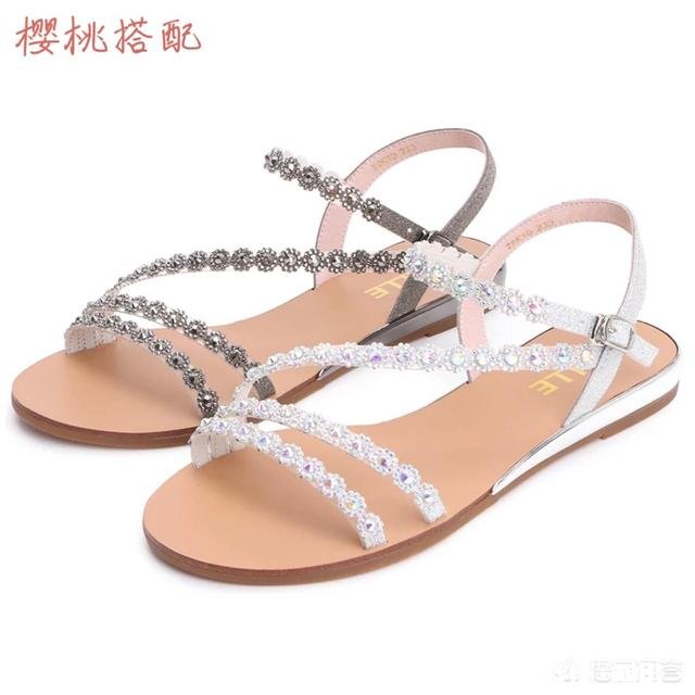 今年夏天哪些款式的女鞋最百搭又时尚，日常如何搭配，求推荐