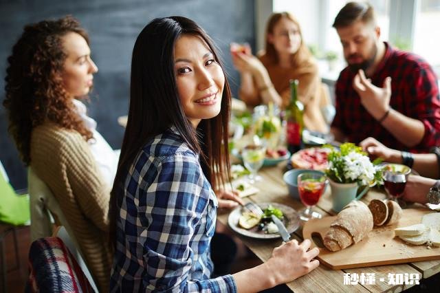 老公不经老婆同意就叫朋友到家里来吃饭，该不该给他翻脸