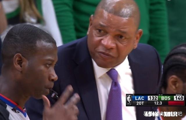 双加时输球后，快船教练里弗斯对着凯尔特人打了个手势便直接生气离场，这是怎么回事
