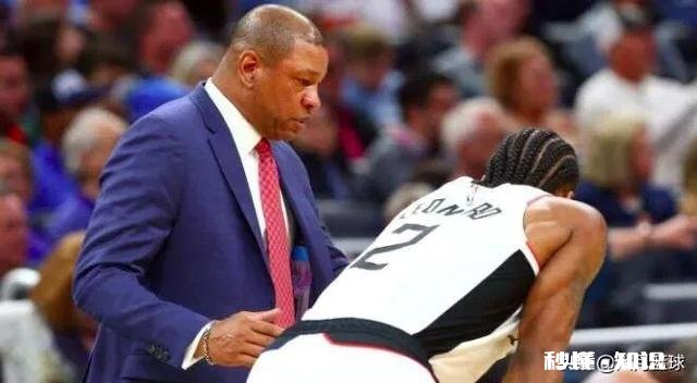 双加时输球后，快船教练里弗斯对着凯尔特人打了个手势便直接生气离场，这是怎么回事
