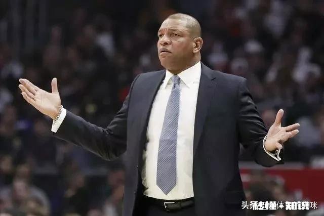 双加时输球后，快船教练里弗斯对着凯尔特人打了个手势便直接生气离场，这是怎么回事