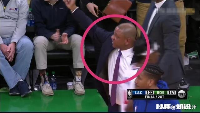 双加时输球后，快船教练里弗斯对着凯尔特人打了个手势便直接生气离场，这是怎么回事