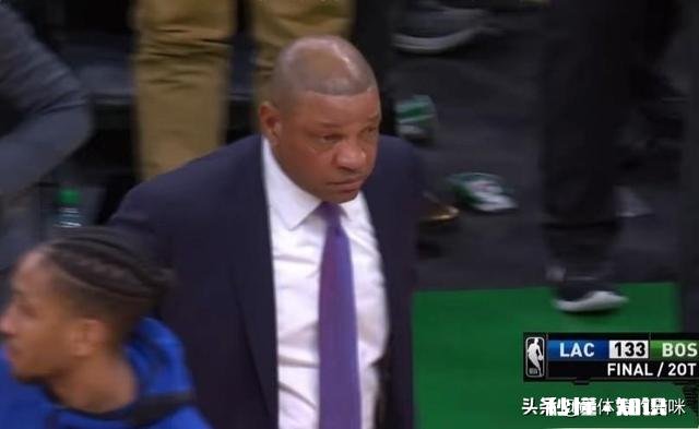 双加时输球后，快船教练里弗斯对着凯尔特人打了个手势便直接生气离场，这是怎么回事