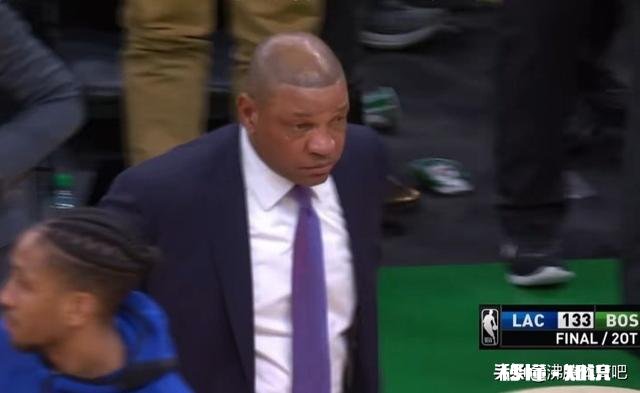 双加时输球后，快船教练里弗斯对着凯尔特人打了个手势便直接生气离场，这是怎么回事