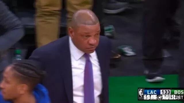 双加时输球后，快船教练里弗斯对着凯尔特人打了个手势便直接生气离场，这是怎么回事