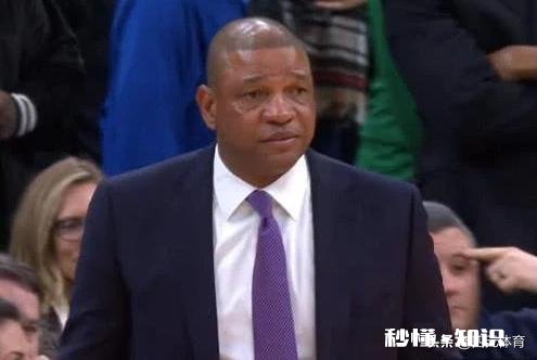 双加时输球后，快船教练里弗斯对着凯尔特人打了个手势便直接生气离场，这是怎么回事