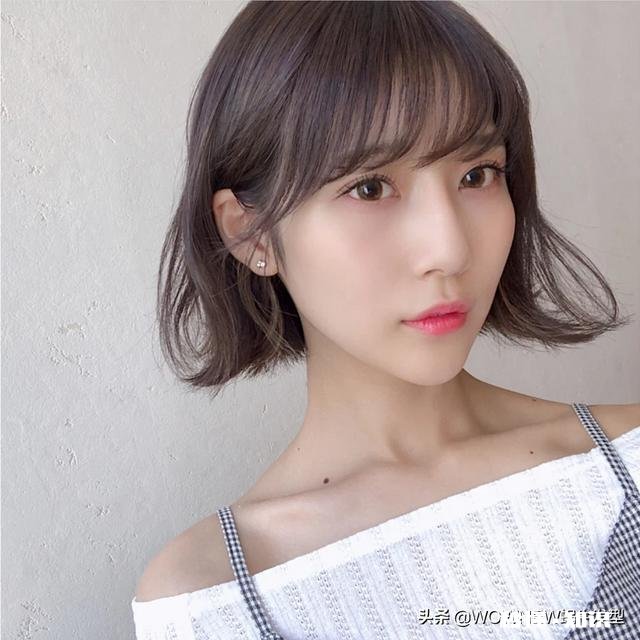 脸下半部窄中间宽适合什么发型啊