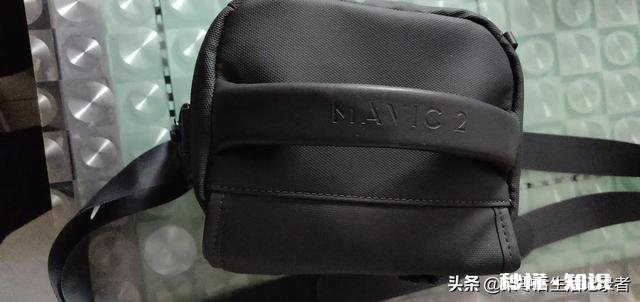 想买自己的第一台大疆无人机，推荐哪一款，还要买哪些配件