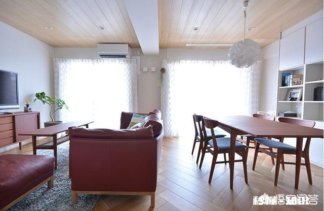 小户型沙发选了胡桃木色实木布艺沙发，茶几和电视柜配套选胡桃木色还是怎样搭配