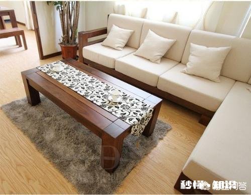 小户型沙发选了胡桃木色实木布艺沙发，茶几和电视柜配套选胡桃木色还是怎样搭配