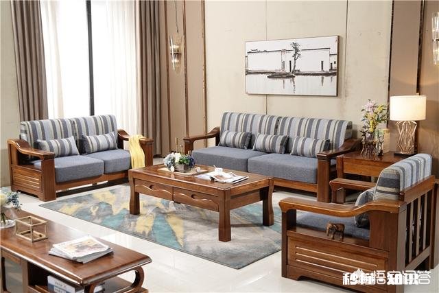 小户型沙发选了胡桃木色实木布艺沙发，茶几和电视柜配套选胡桃木色还是怎样搭配