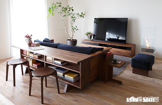 小户型沙发选了胡桃木色实木布艺沙发，茶几和电视柜配套选胡桃木色还是怎样搭配