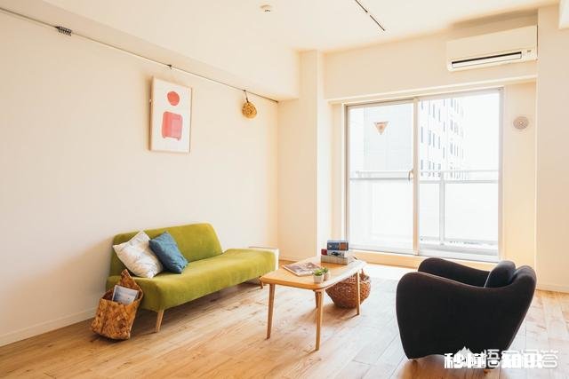 小户型沙发选了胡桃木色实木布艺沙发，茶几和电视柜配套选胡桃木色还是怎样搭配