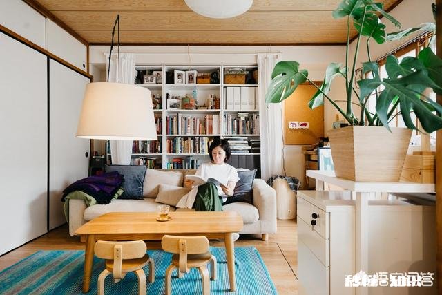 小户型沙发选了胡桃木色实木布艺沙发，茶几和电视柜配套选胡桃木色还是怎样搭配