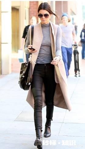 大衣里面怎样搭配才能提升自己的气质呢