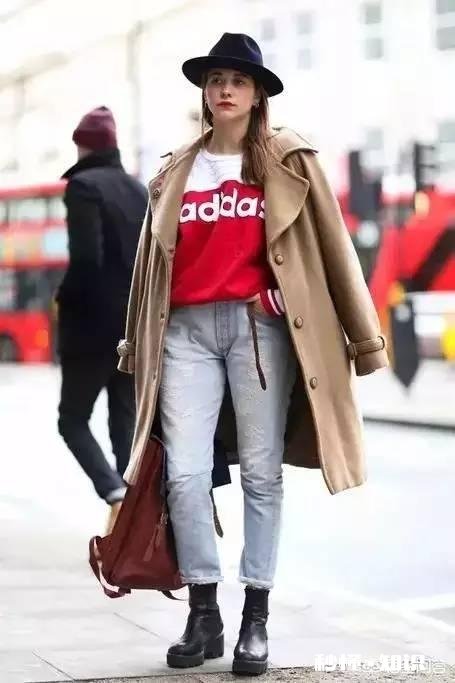 大衣里面怎样搭配才能提升自己的气质呢