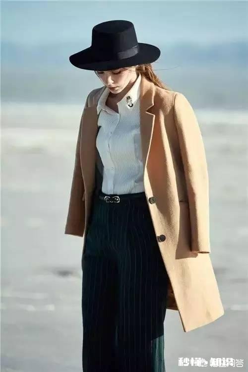 大衣里面怎样搭配才能提升自己的气质呢