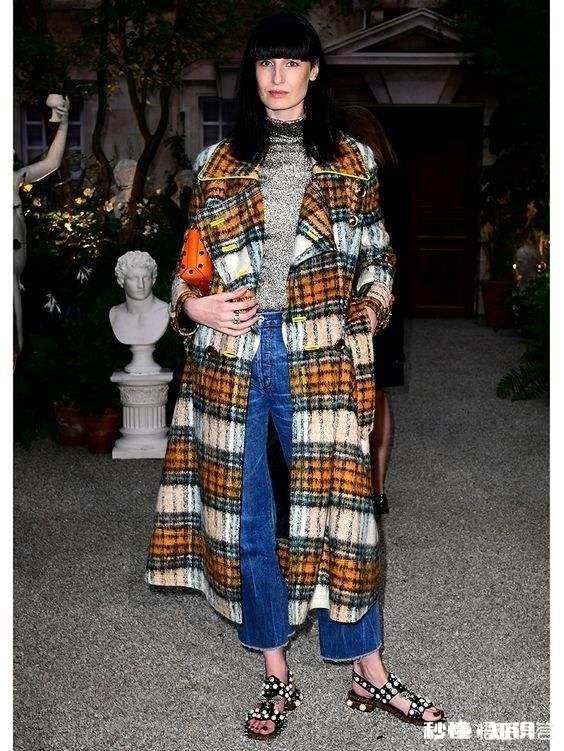 大衣里面怎样搭配才能提升自己的气质呢