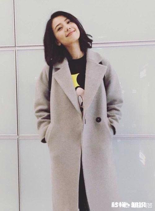 大衣里面怎样搭配才能提升自己的气质呢