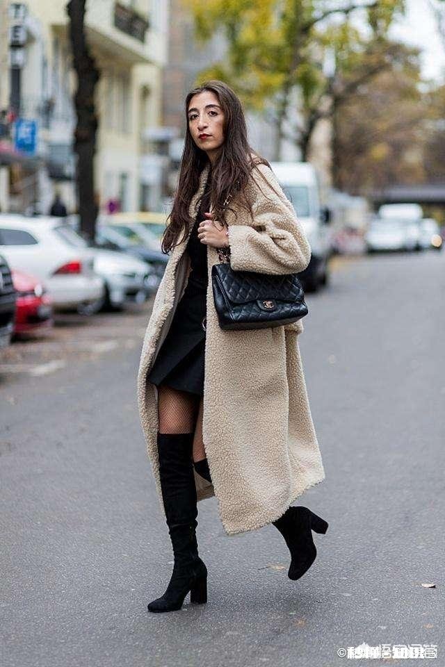 大衣里面怎样搭配才能提升自己的气质呢