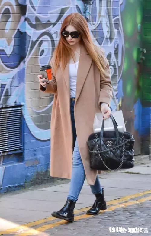 大衣里面怎样搭配才能提升自己的气质呢