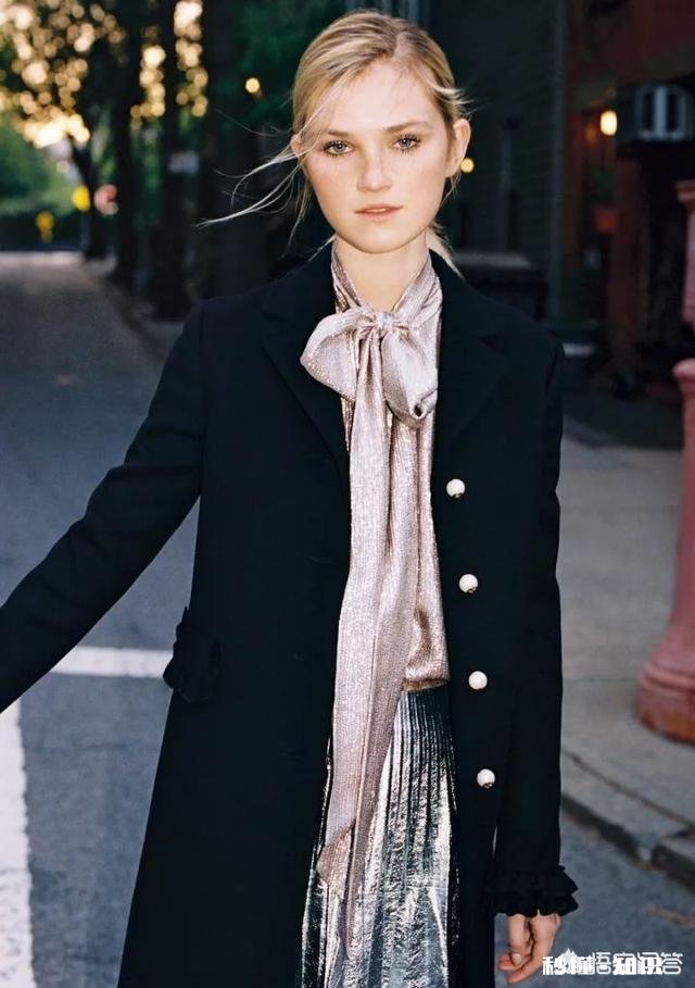 大衣里面怎样搭配才能提升自己的气质呢