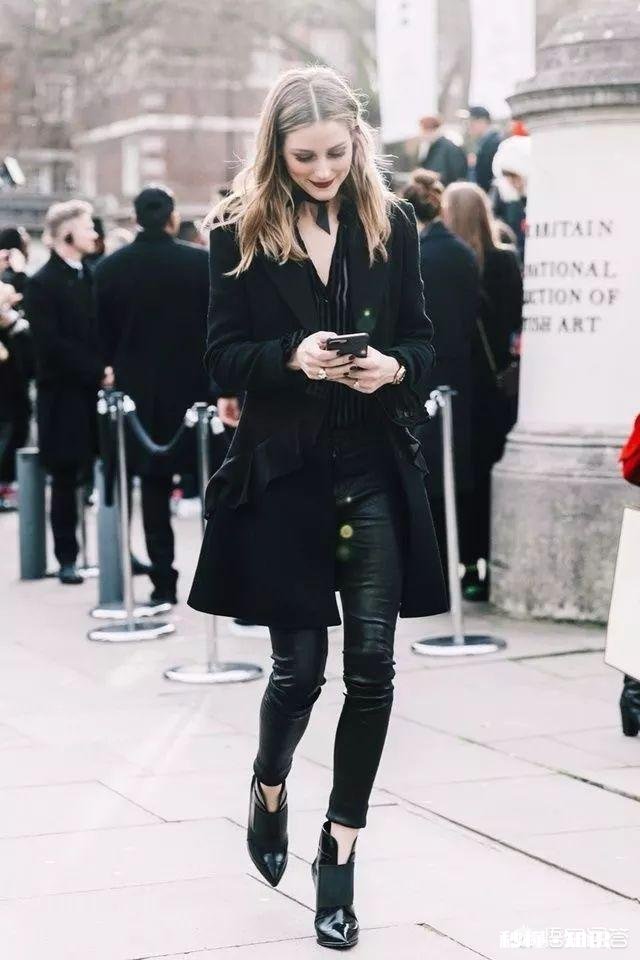 大衣里面怎样搭配才能提升自己的气质呢