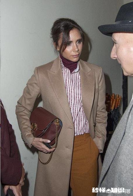 大衣里面怎样搭配才能提升自己的气质呢