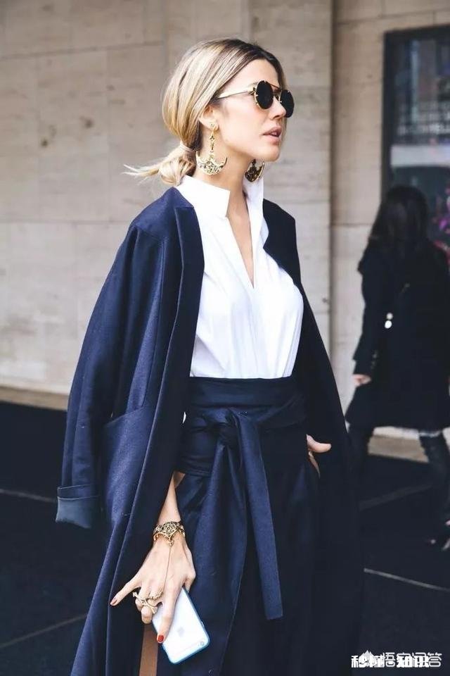 大衣里面怎样搭配才能提升自己的气质呢
