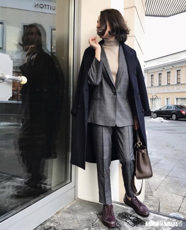 大衣里面怎样搭配才能提升自己的气质呢