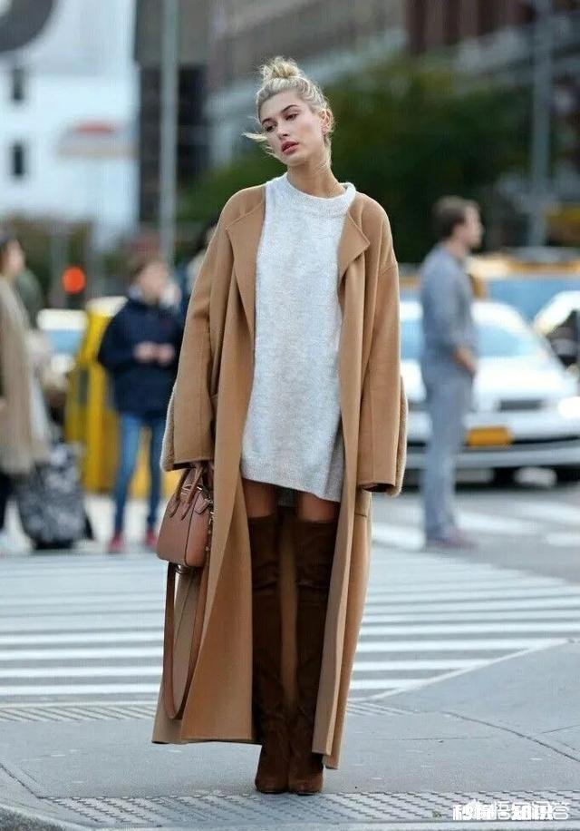 大衣里面怎样搭配才能提升自己的气质呢