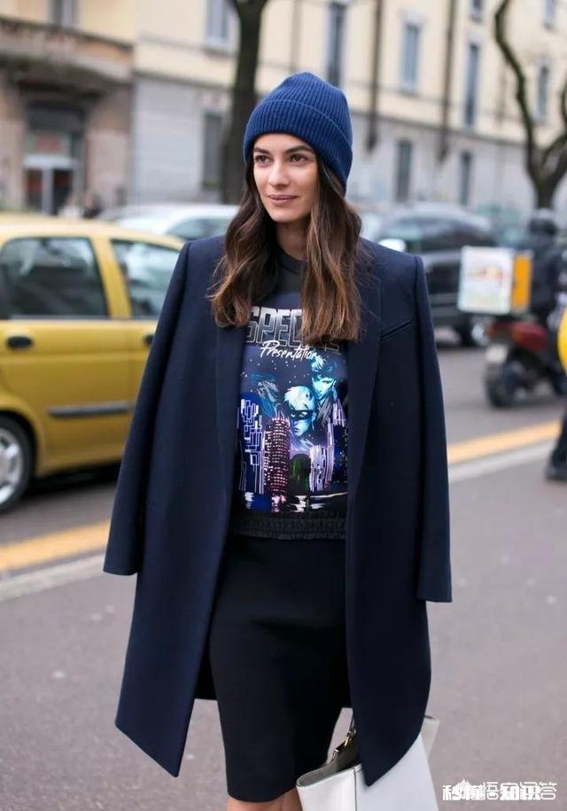 大衣里面怎样搭配才能提升自己的气质呢