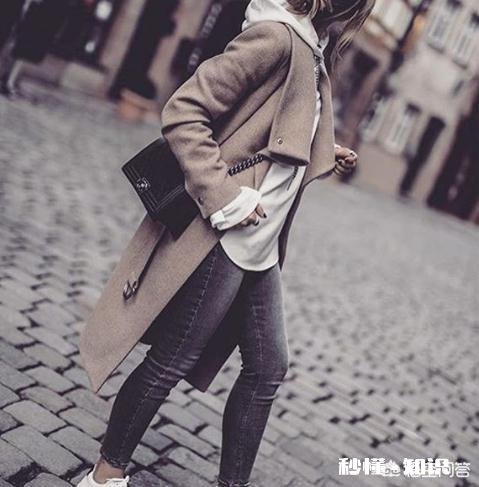 大衣里面怎样搭配才能提升自己的气质呢