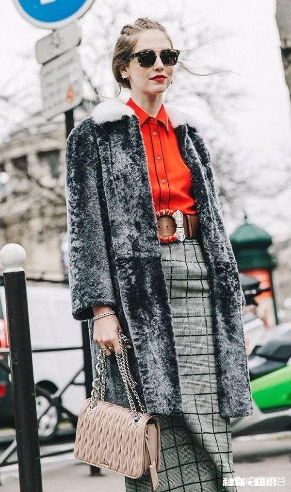 大衣里面怎样搭配才能提升自己的气质呢