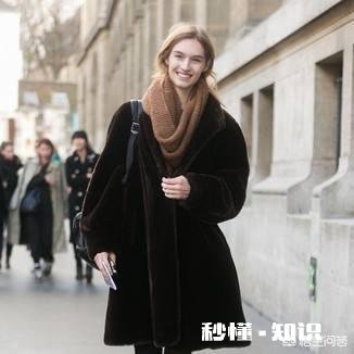 大衣里面怎样搭配才能提升自己的气质呢