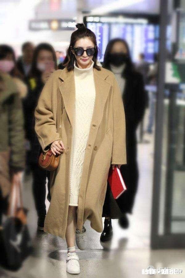 大衣里面怎样搭配才能提升自己的气质呢