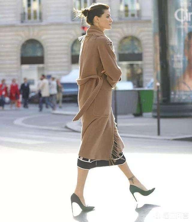 大衣里面怎样搭配才能提升自己的气质呢