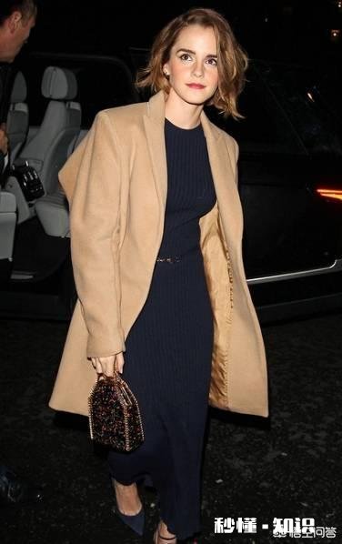 大衣里面怎样搭配才能提升自己的气质呢