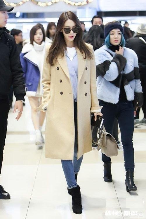 大衣里面怎样搭配才能提升自己的气质呢