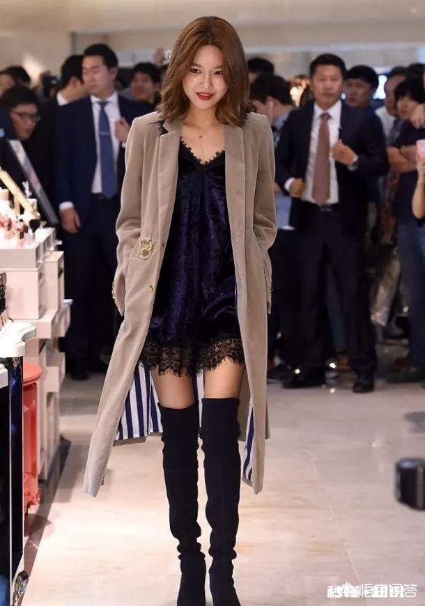 大衣里面怎样搭配才能提升自己的气质呢