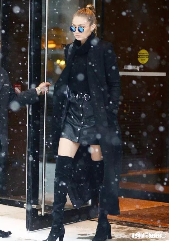 大衣里面怎样搭配才能提升自己的气质呢