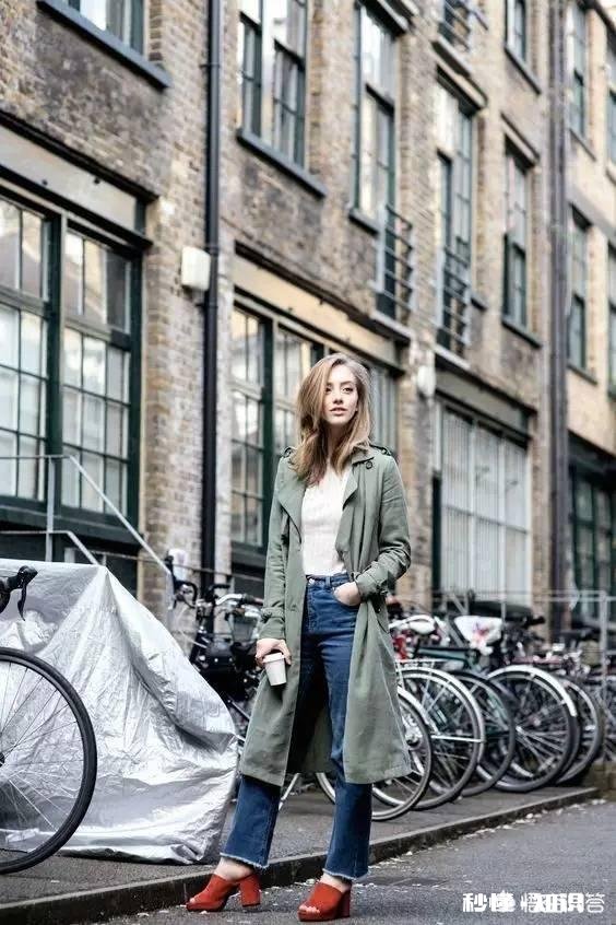 大衣里面怎样搭配才能提升自己的气质呢