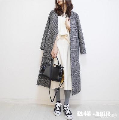 大衣里面怎样搭配才能提升自己的气质呢