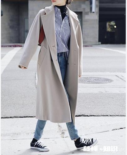 大衣里面怎样搭配才能提升自己的气质呢