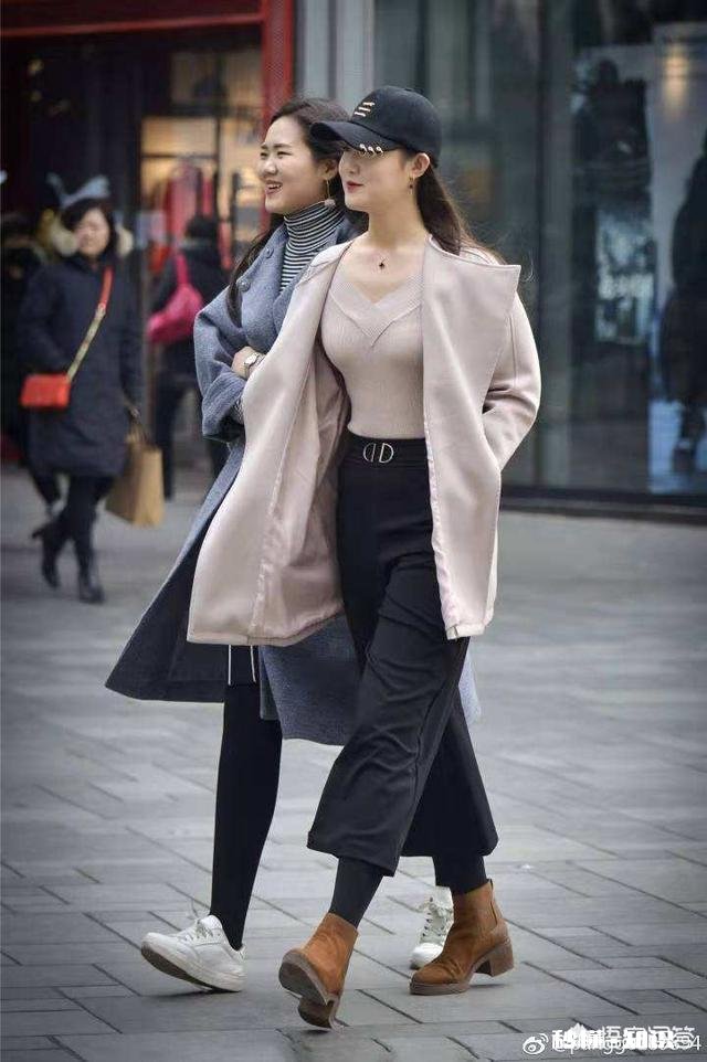 大衣里面怎样搭配才能提升自己的气质呢