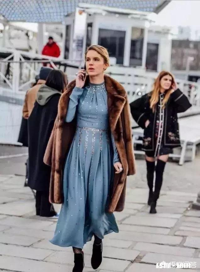 大衣里面怎样搭配才能提升自己的气质呢